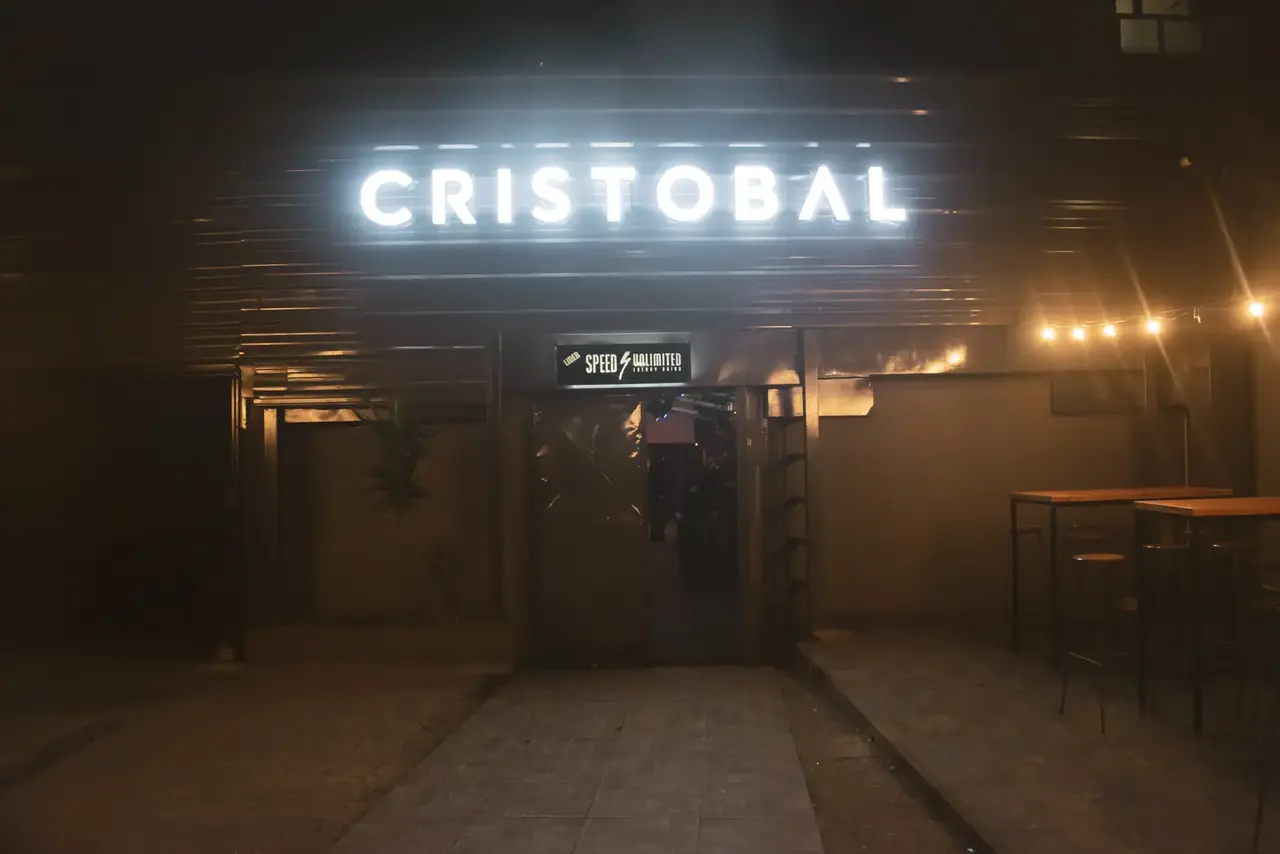La entrada de Cristobal Bar