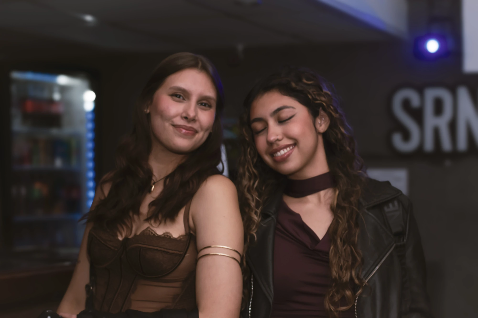 Dos amigas sonriendo en Cristobal Bar