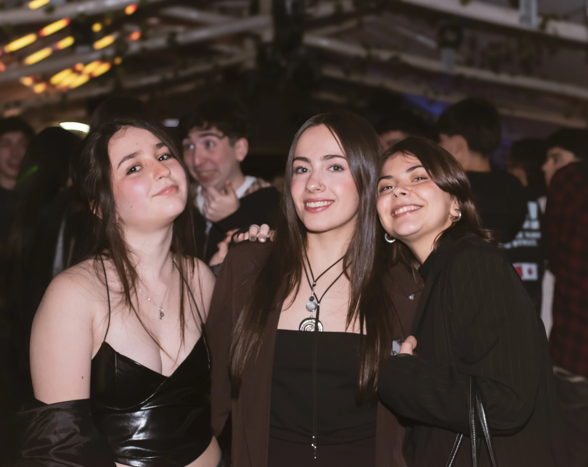 Grupo de amigas sonriendo en Cristobal Bar